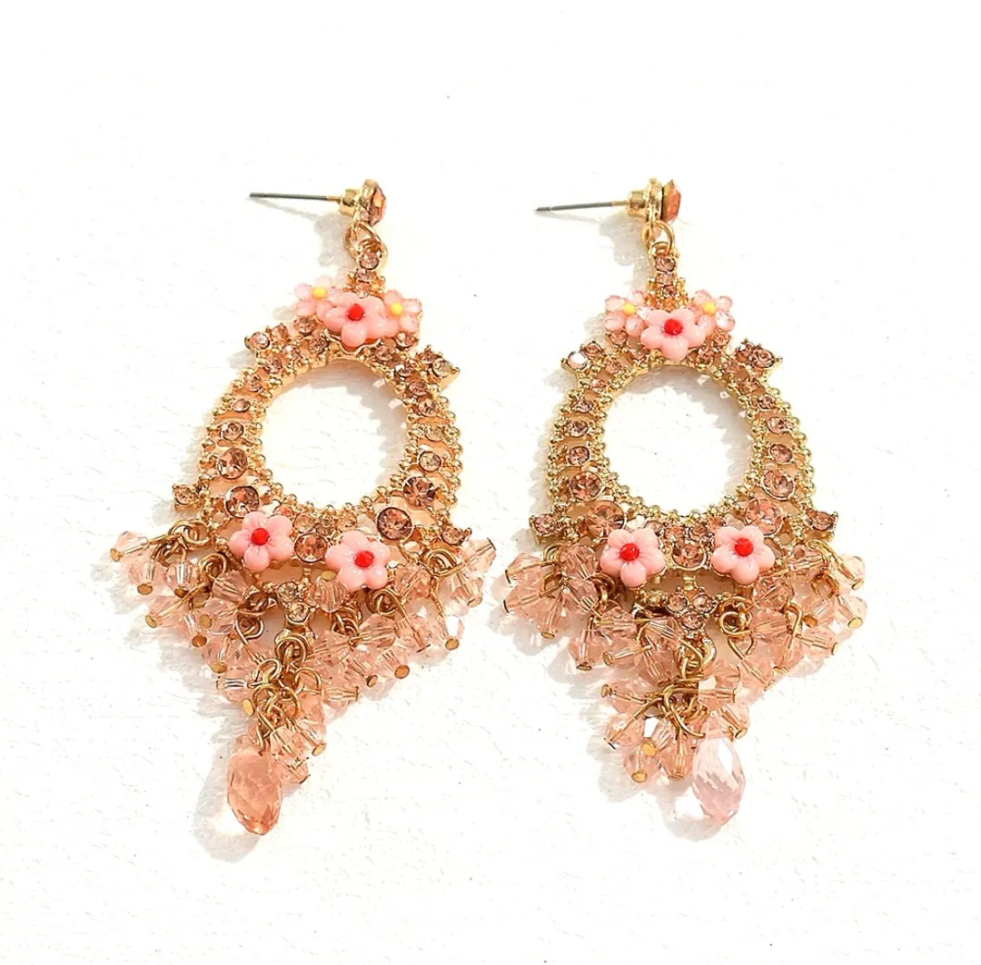 Boucles d'oreilles pendantes au design floral coloré (2 coloris)