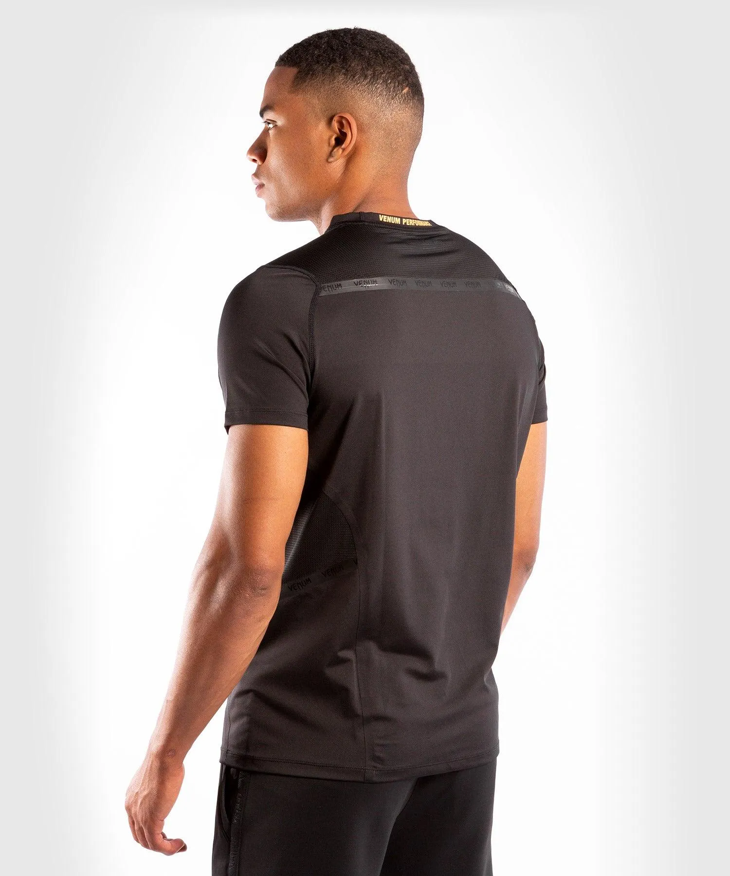 Camiseta Dry Tech Petrosyan 2.0 - Negro/Dorado